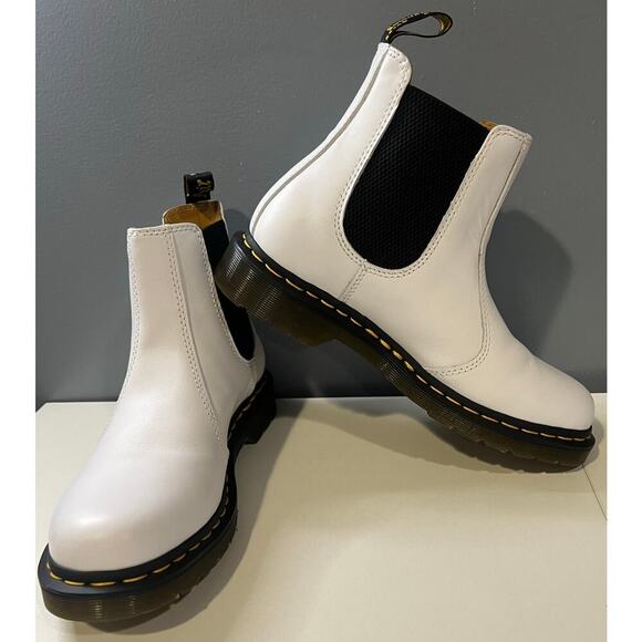EUC Dr. Martens Chelsea Boots - Women's Size 9 - Picture 1 of 8
